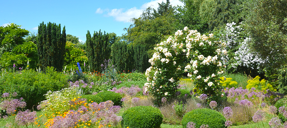 bruern-holiday-cottages-flower-beds-1